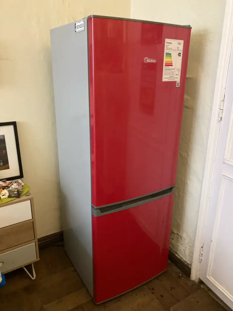 Refrigerador Midea rojo en buen estado