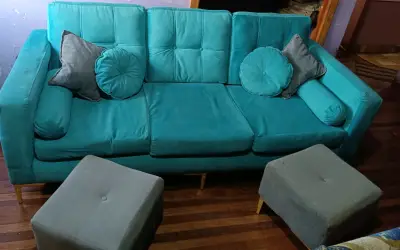 Sofá turquesa con cojines y pufs - miniatura 1