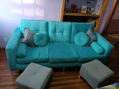 Sofá turquesa con cojines y pufs - miniatura 2