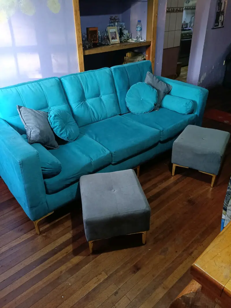 Sofá turquesa con cojines y pufs - 3