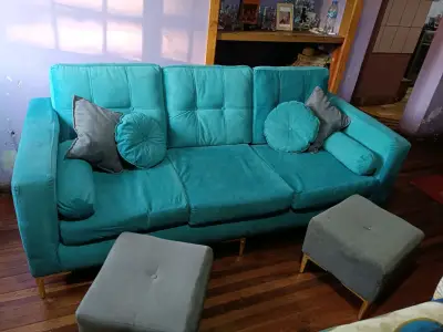 Sofá turquesa con cojines y pufs - miniatura 4