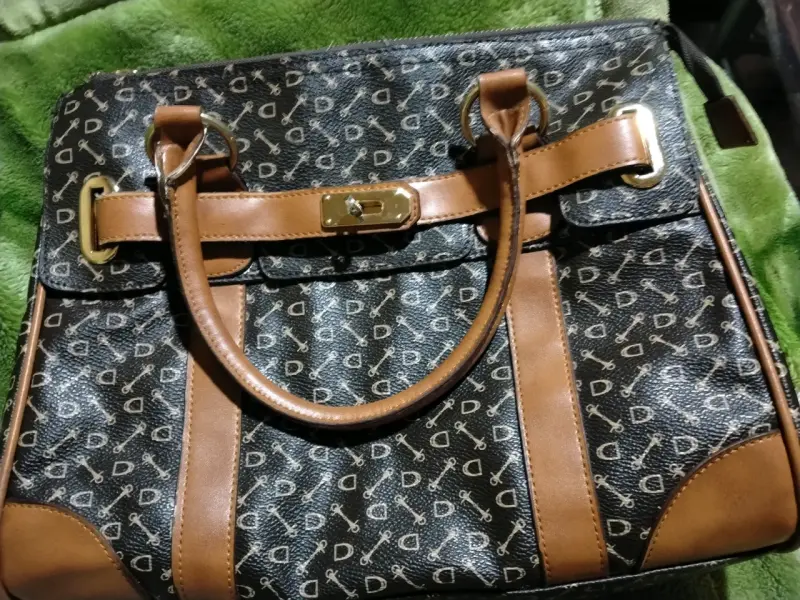 Bolso de mano elegante con diseño monograma