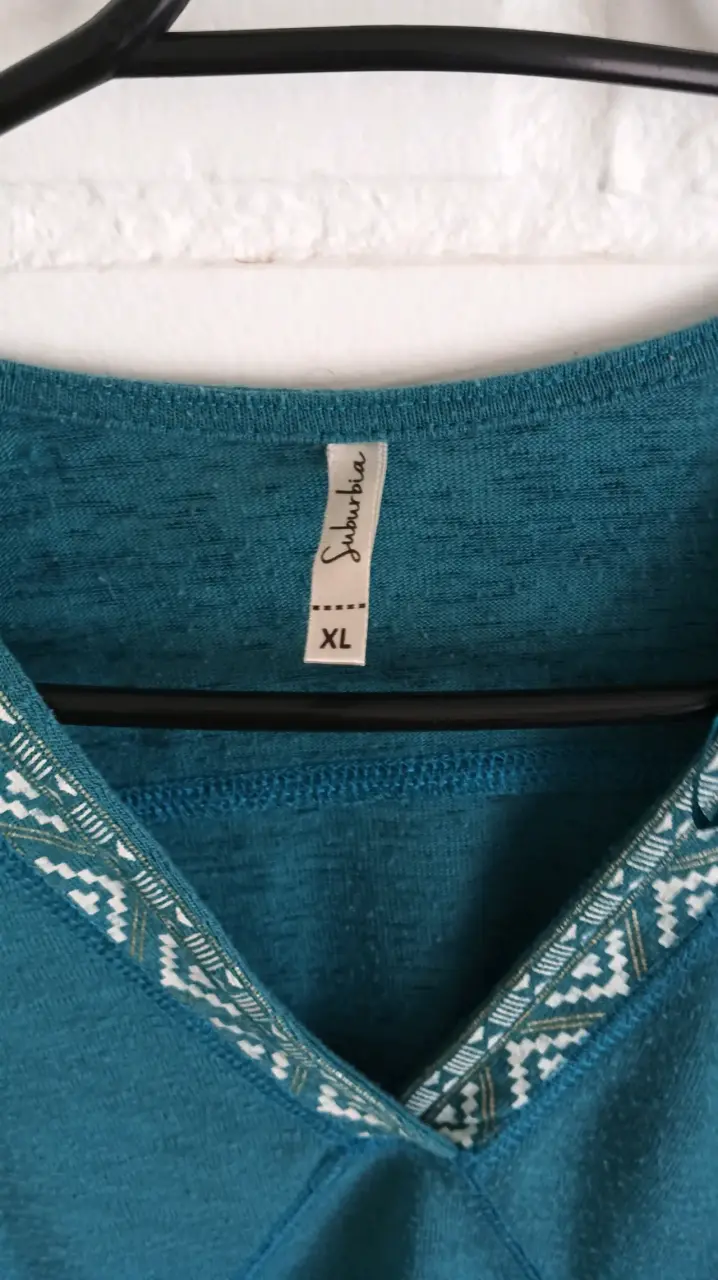Polera manga larga azul con diseño étnico - 1