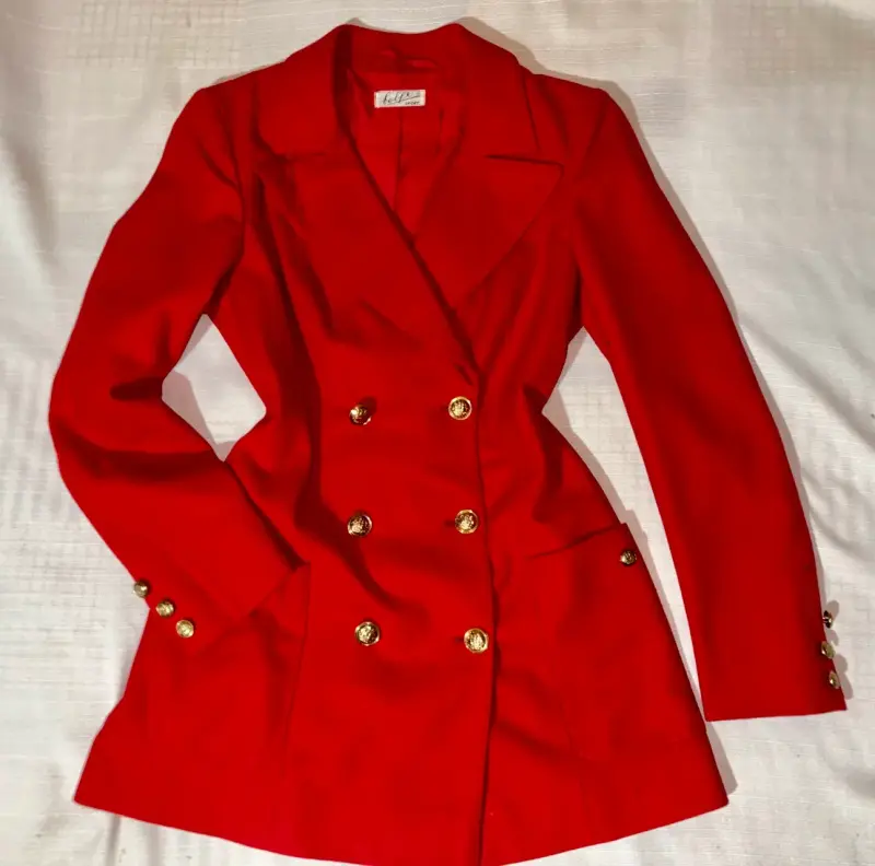 Blazer rojo con botones dorados para mujer - 1