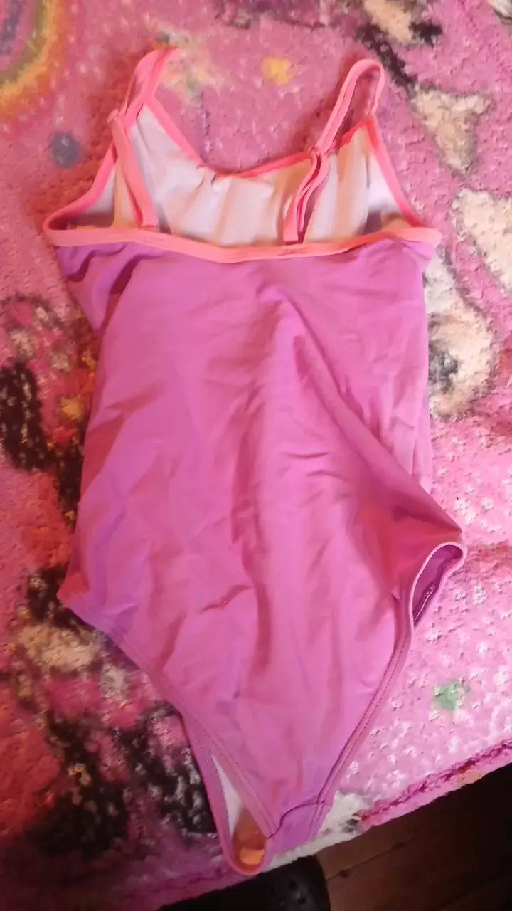 Traje de baño infantil rosa con tirantes