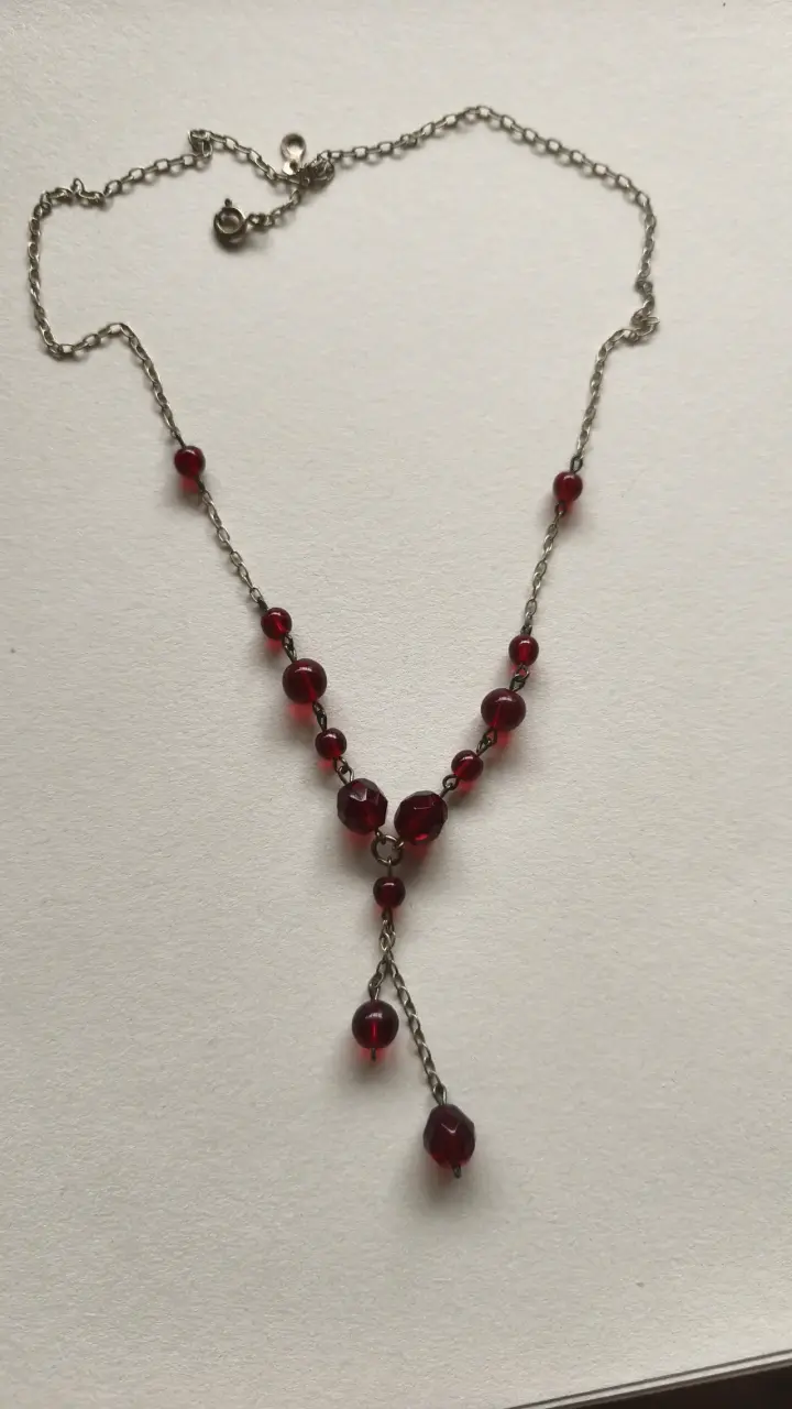 Collar de cadena con cuentas rojas