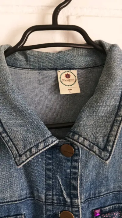 Chaqueta de mezclilla con bordados coloridos - miniatura 1