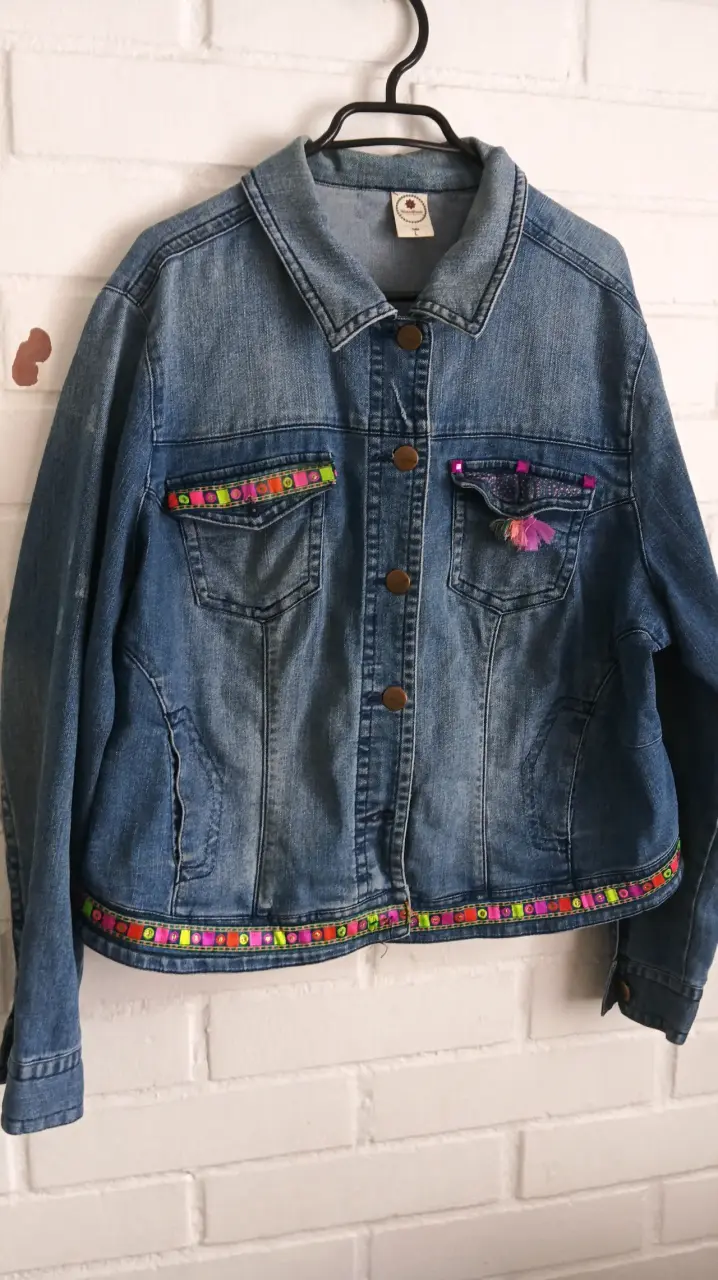 Chaqueta de mezclilla con bordados coloridos - 3