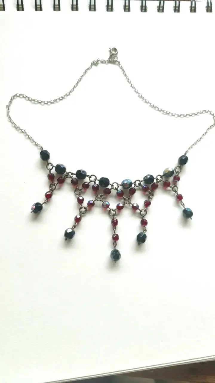 Collar de cuentas rojas y negras elegante - 1