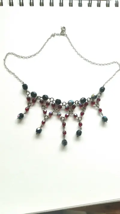 Collar de cuentas rojas y negras elegante - miniatura 1