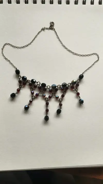 Collar de cuentas rojas y negras elegante - miniatura 2