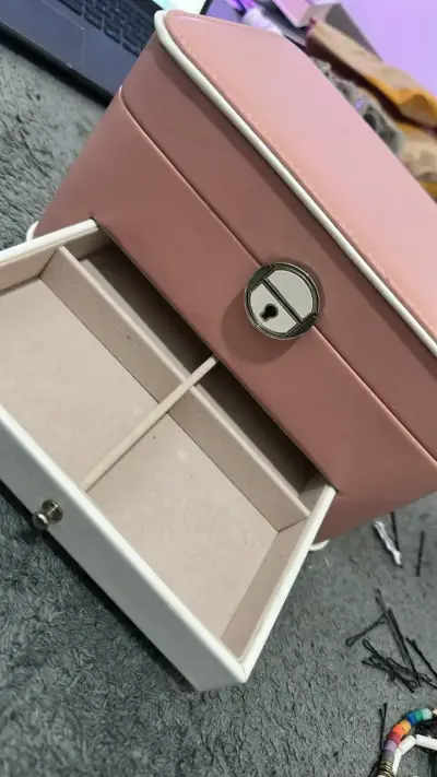 Caja organizadora de joyas rosa con compartimentos - miniatura 4