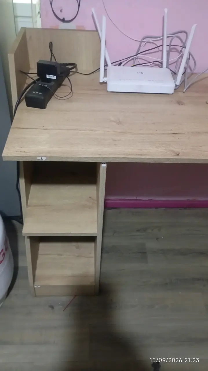 Escritorio de madera con estantes - 1