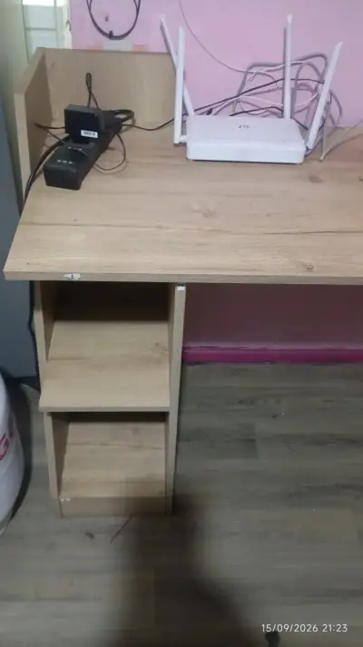 Escritorio de madera con estantes - miniatura 1