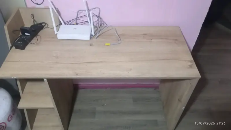 Escritorio de madera con estantes - 2