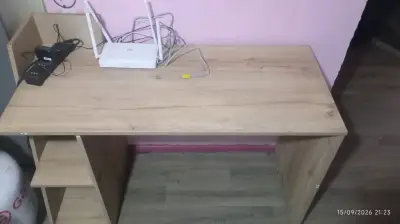 Escritorio de madera con estantes - miniatura 2