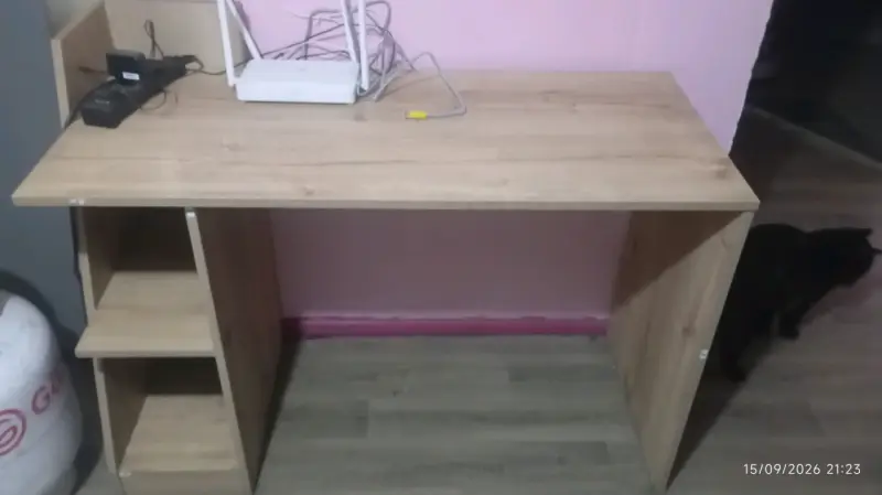Escritorio de madera con estantes - 3