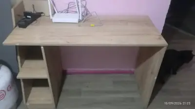 Escritorio de madera con estantes - miniatura 3