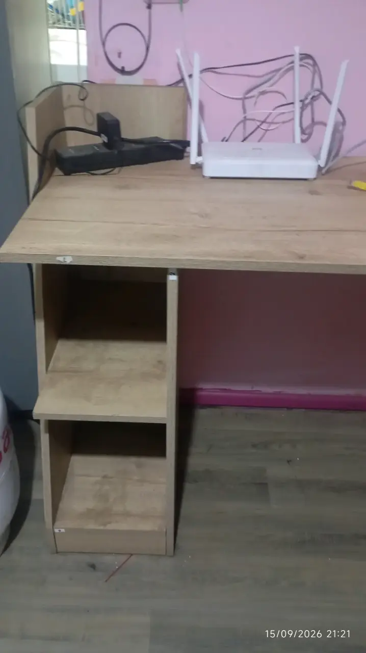 Escritorio de madera con estantes - 4