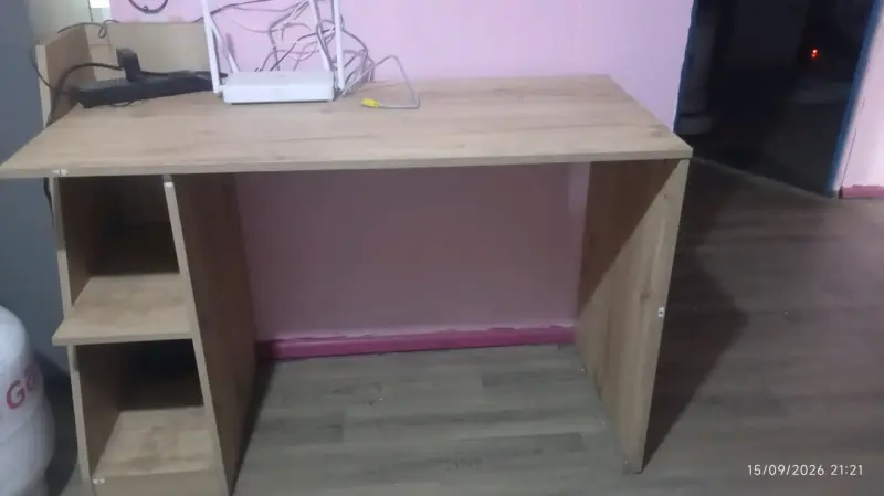 Escritorio de madera con estantes - 5