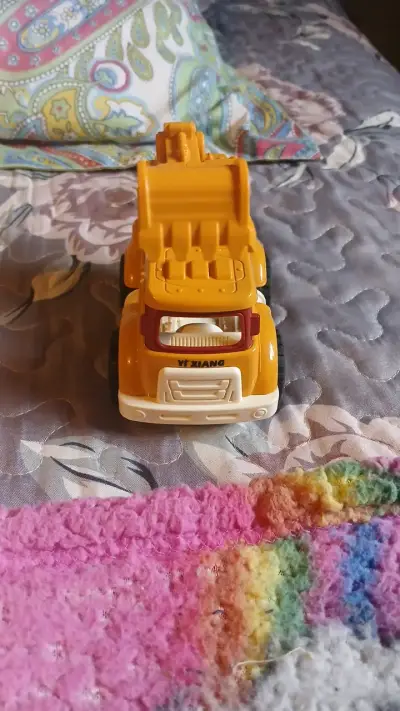 Camión de juguete excavadora amarillo - miniatura 1