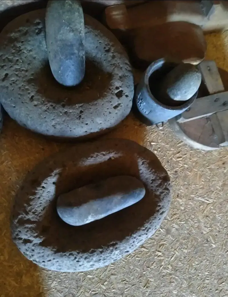 Piedra de moler antigua de piedra volcánica
