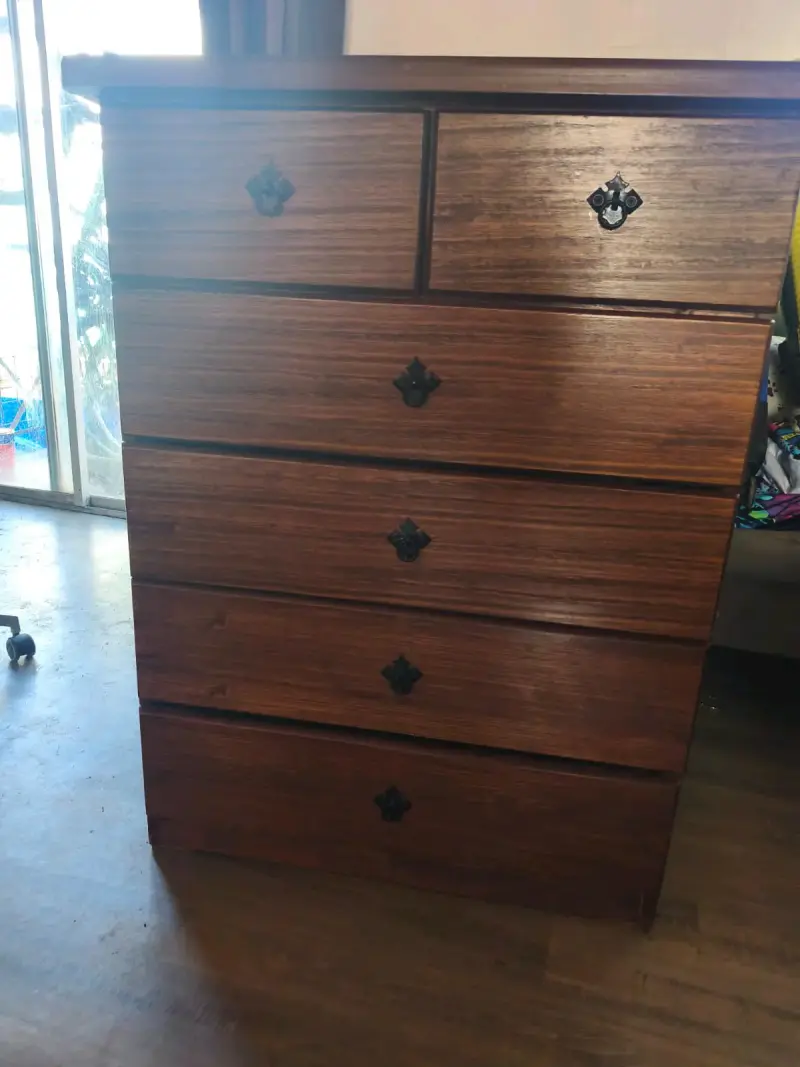 Cómoda de madera con seis cajones - 1