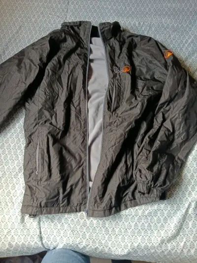 Chaqueta impermeable Upp marrón con capucha - miniatura 1