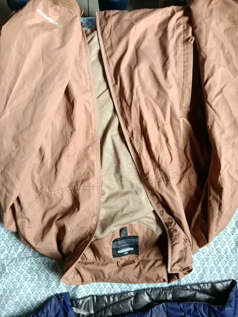 Chaqueta impermeable Upp marrón con capucha - 2