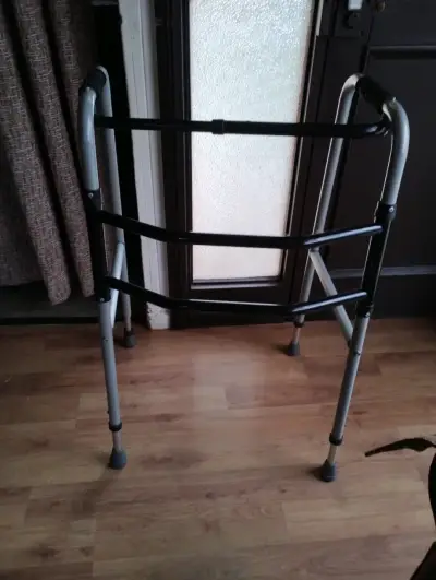 Andador plegable de aluminio para adultos - miniatura 1