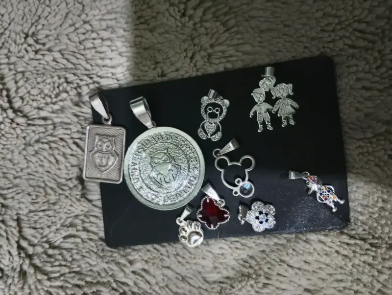 Conjunto de collares y dijes de plata variados - 3