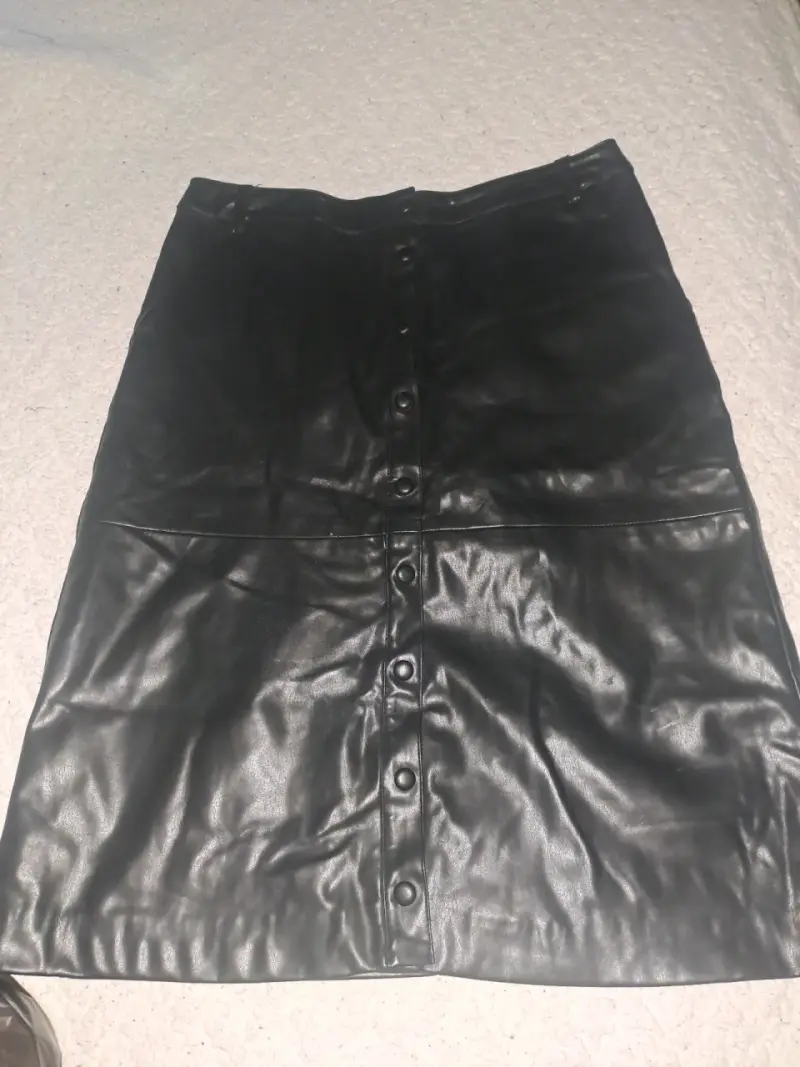 Falda de cuero negra con botones