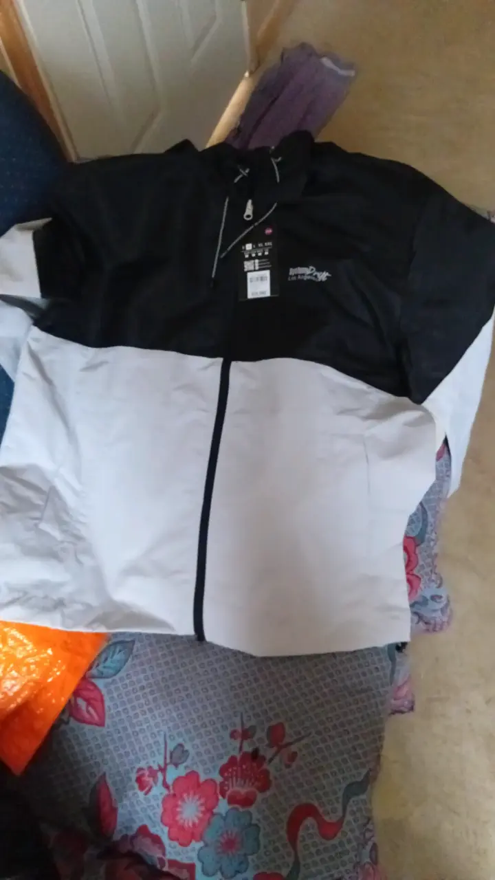 Chaqueta cortaviento negra y blanca para hombre