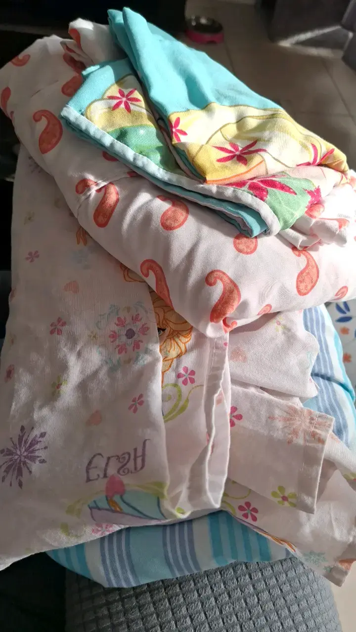 Ropa de cama infantil con estampado colorido