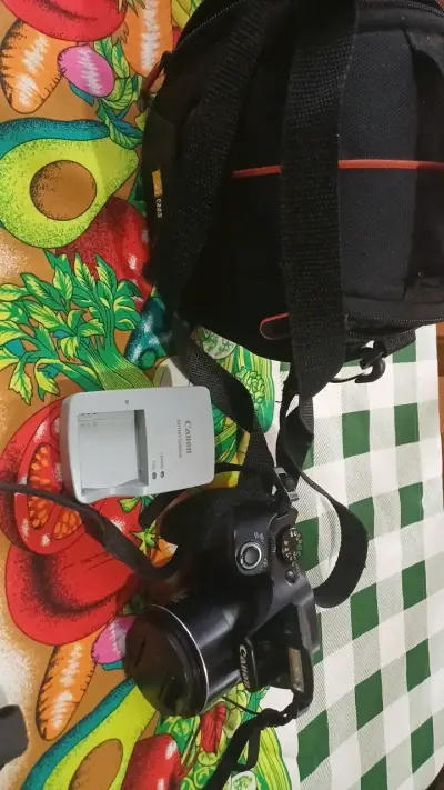 Cámara Canon con bolso y cargador - miniatura 2