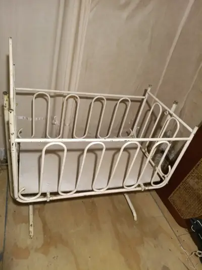 Cuna de metal vintage para bebé - miniatura 3