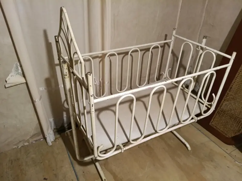 Cuna de metal vintage para bebé - 5