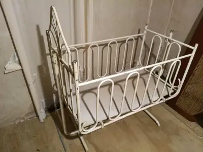 Cuna de metal vintage para bebé - miniatura 5