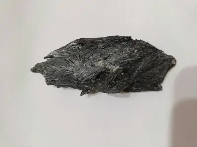 Mineral de Cianita Negra Natural - miniatura 1