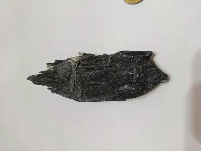 Mineral de Cianita Negra Natural - miniatura 2