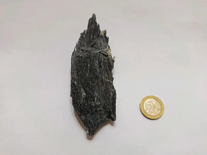 Mineral de Cianita Negra Natural - 3