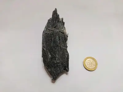 Mineral de Cianita Negra Natural - miniatura 3