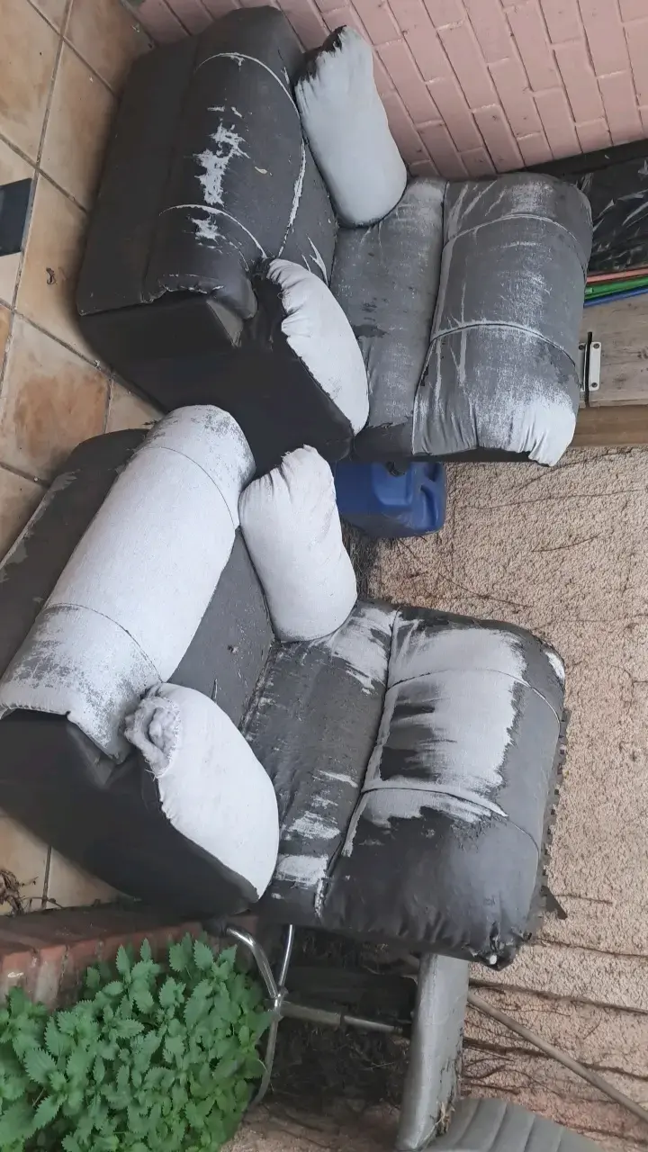 Sillones reclinables desgastados para reparación