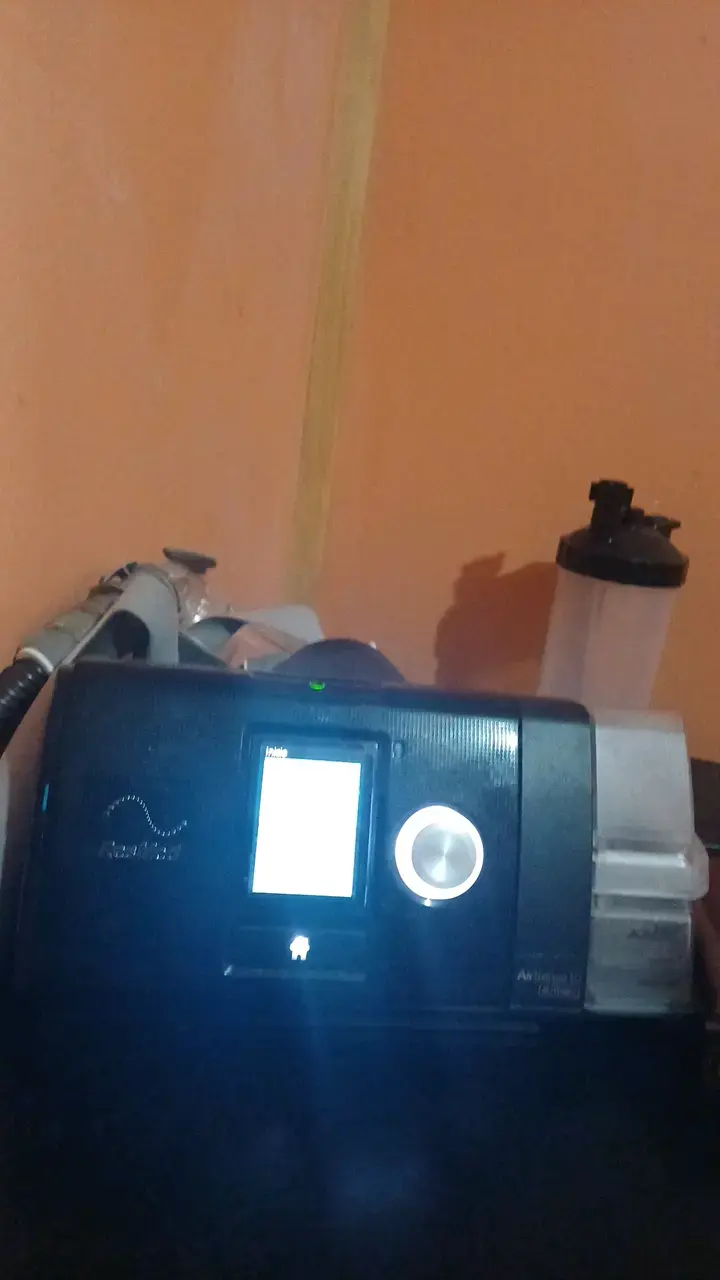 Máquina CPAP ResMed AirSense 10 con humidificador