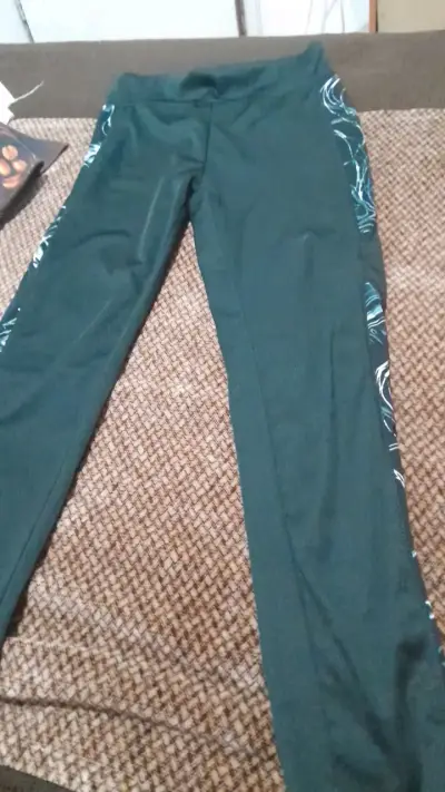 Pantalones deportivos verdes con diseño lateral - miniatura 1