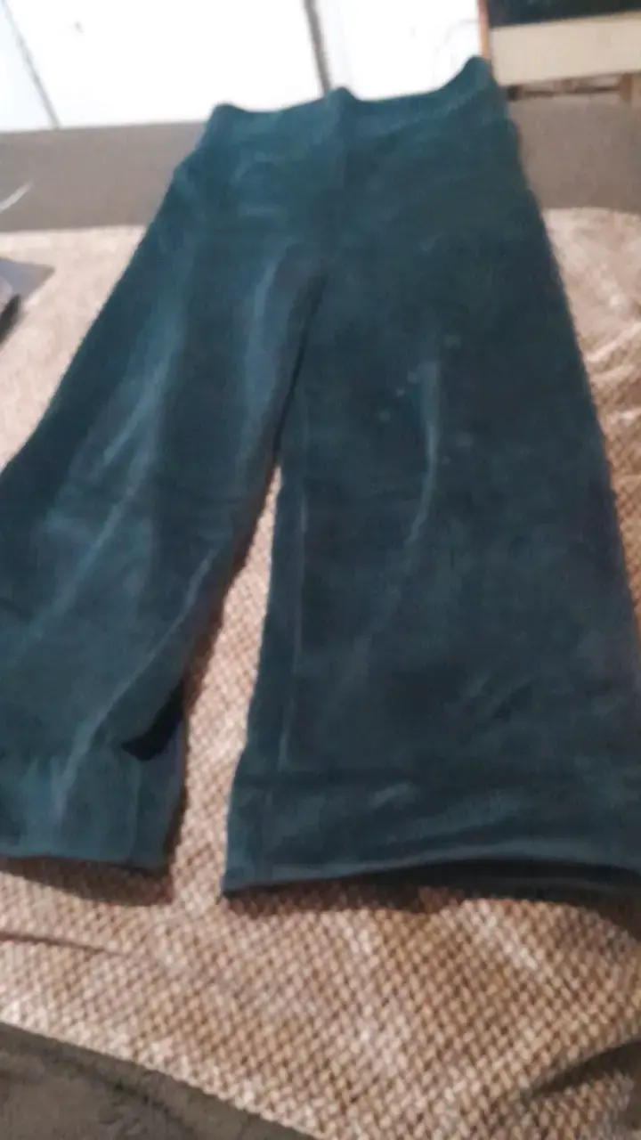 Pantalones deportivos verdes con diseño lateral - 2