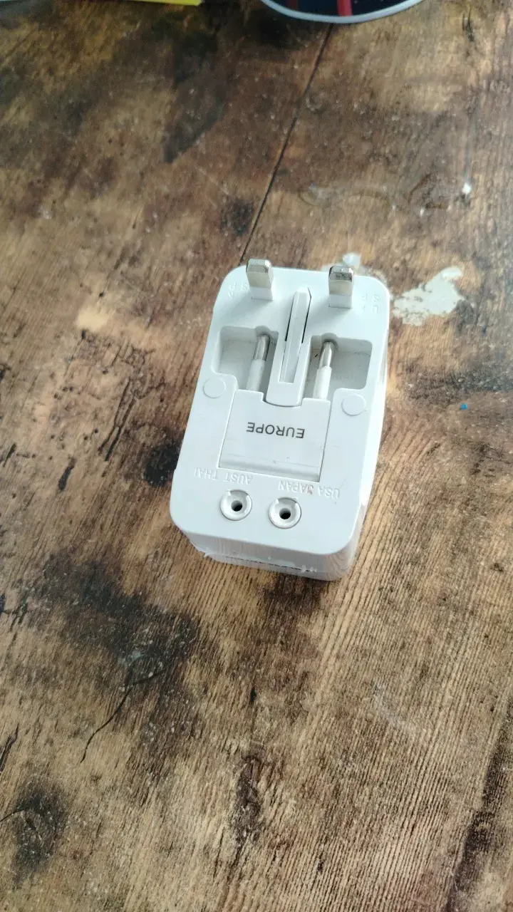 Adaptador de corriente universal compacto - 1