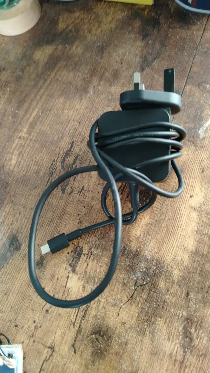 Adaptador de corriente universal compacto - 2