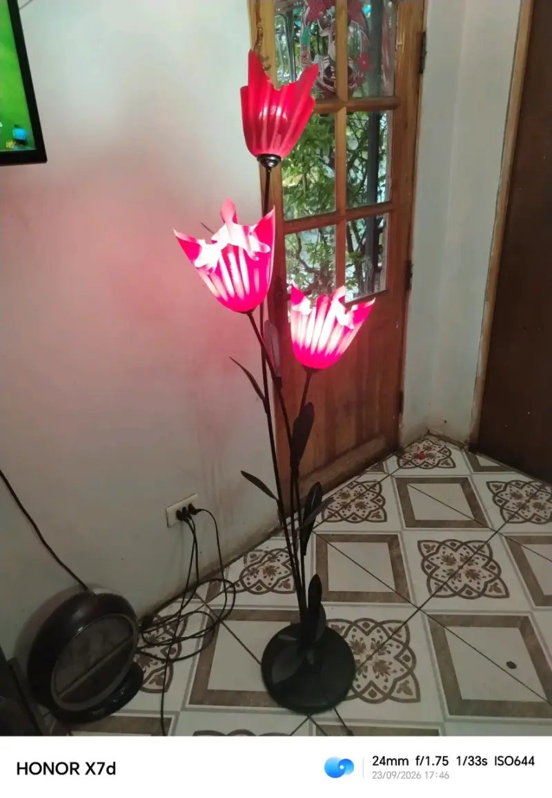 Lámpara de pie con diseño floral en rojo - 1