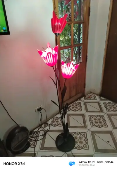 Lámpara de pie con diseño floral en rojo - miniatura 1